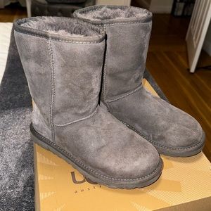 UGG Classic Short Size 6